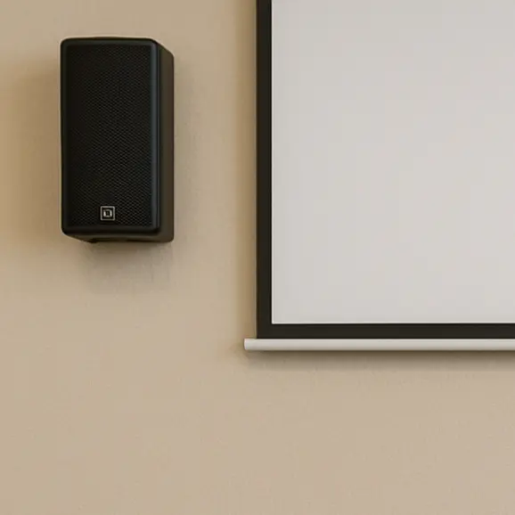 Salle polyvalente équipée d'un système de sonorisation