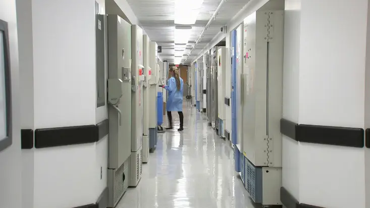 Couloir d'hôpital avec sonnerie et diffusion de messages automatisésUn couloir d'hôpital équipé d'une sonnerie et d'une diffusion automatisée de messages