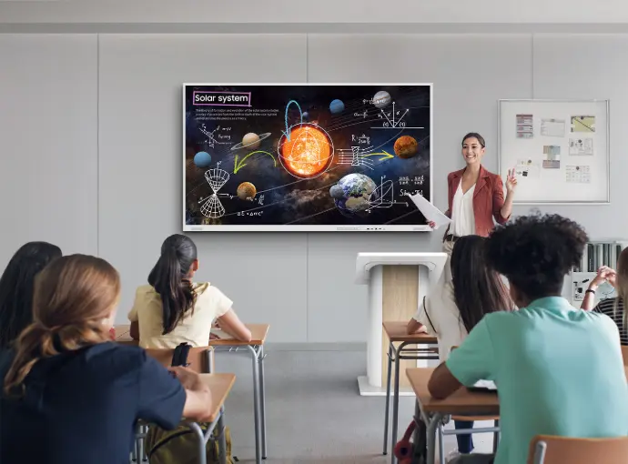 Salle de classe équipée d&#39;un écran interactif